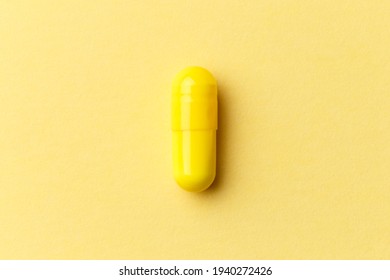 Tabletten, Tabletten und Kapseln des Arzneimittels auf buntem gelbem Hintergrund. Draufsicht. Flat lay. Kopiert Platz. Medizinische Konzepte. Minimalistisches abstraktes Konzept. Gelbe Arzneimittelkapsel
