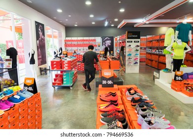 Nike factory store Images, Stock Photos Vectors |
