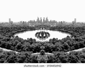 Philadelphia Fairmount Park Skyline Black White. 