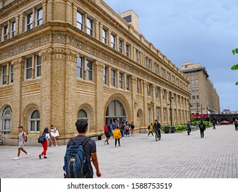 PHILADELPHIA - MAY 2019:  Busy College Campus With Ornate Old Building, Drexel University, Philadelphia