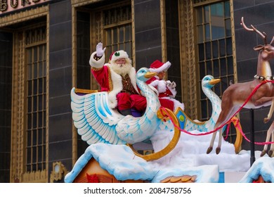 Philadelphia, PA, USA - November 25, 2021: Mr. And Mrs. Santa Claus On A Float In The 102nd Annual Thanksgiving Day Parade.