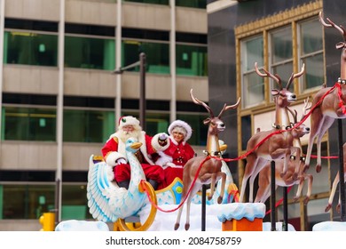 Philadelphia, PA, USA - November 25, 2021: Mr. And Mrs. Santa Claus On A Float In The 102nd Annual Thanksgiving Day Parade.