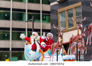 Philadelphia, PA, USA - November 25, 2021: Mr. And Mrs. Santa Claus On A Float In The 102nd Annual Thanksgiving Day Parade.