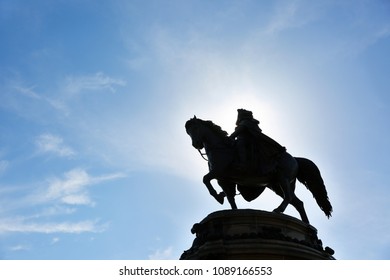 Philadelphia, Pennsylvania USA - April 14, 2018: Washington Monument At Eakins Oval In Philadelphia At Late Afternoon. The Monument Is  In Front Of The Philadelphia Museum Of Art Stairs.