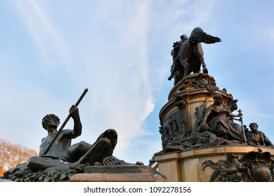 Philadelphia, Pennsylvania USA - April 14, 2018: Native American Man Sculpture At Eakins Oval In Philadelphia At Late Afternoon. The Sculpture Is  In Front Of The Philadelphia Museum Of Art Stairs.