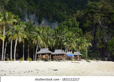 Philippinische Kubos am abgelegenen Strand von Palawan