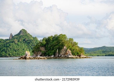 Philippines Scenic, Palawan - El Nido Island Hopping Tour View Of Karst Pinagbuyutan Island, Cliffs And Deserted House