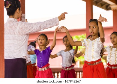 PHNOM PENH, CAMBODIA - CIRCA FEBRUARY 2011 - Girls Learn Traditional Khmer Dance At The Royal University Of Fine Arts, On 10 February 2011, In Phnom Penh, Cambodia