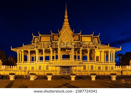 Phnom Penh Royal palace and square in the evening Stok fotoğraf © 