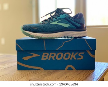 brooks shoes stock