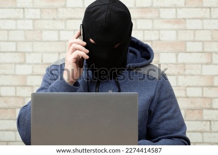 Phone fraud.Talking to phone scammers. Withdrawal of money via the Internet.