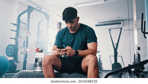 Teléfono, saludable y hombre en descanso en el gimnasio para chatear en las redes sociales, App de fitness o Internet. Consejos de culturismo, investigación y atleta con tecnología móvil Plan de entrenamiento de lectura para entrenamiento o ejercicio