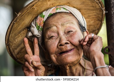 PHOP PHRA, TAK, THAILAND - MARCH 08, 2017 : Unidentified Asian Woman Very Old Aged Is Showing Hand V-sign With A Happy Face At Phop Phra, Tak, Thailand.