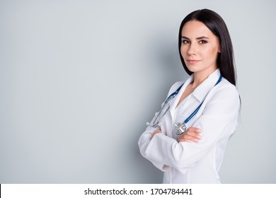 Photo Of Attractive Doc Practitioner Lady Patients Consultation Not Smiling Reliable Person Virology Clinic Arms Crossed Wear White Lab Coat Stethoscope Isolated Grey Color Background