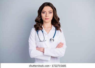 Photo Of Attractive Doc Practitioner Lady Patients Consultation Not Smiling Reliable Person Virology Clinic Arms Crossed Wear White Lab Coat Stethoscope Isolated Grey Color Background