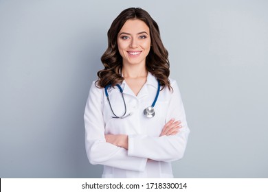 Photo of attractive family doc lady patients consultation beaming friendly smiling reliable virology clinic arms crossed wear white lab coat stethoscope isolated grey color background