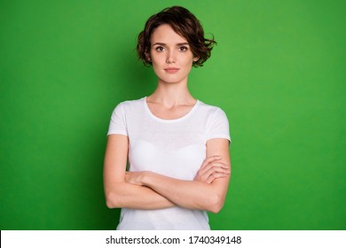 Photo Of Attractive Lady Short Wavy Hairdo Arms Crossed Strict Bossy Person Not Smiling Intelligent Wear Casual White T-shirt Isolated Green Color Background