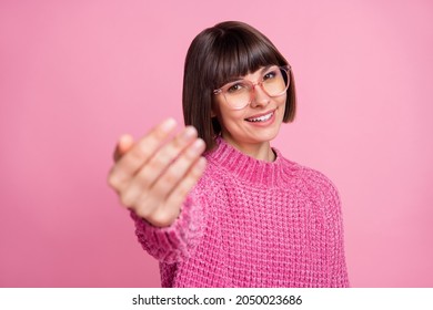 Photo Of Attractive Young Happy Positive Woman Hold Hand Come Here Invite Isolated On Pink Color Background