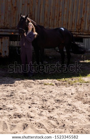 photo beautiful woman in the costume hugging her horse