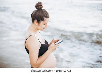 スマホ 持つ 女性 の画像 写真素材 ベクター画像 Shutterstock