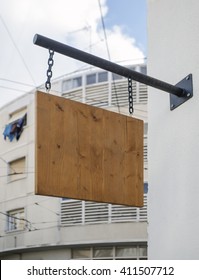 Photo blank wooden signboard on the street