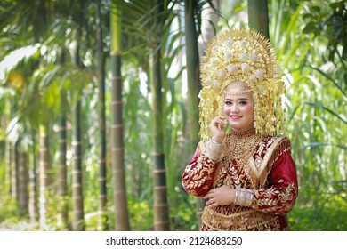 Photo Of A Bride And Groom Before A Wedding Reception Wearing Traditional Minangkabau Clothes In Payakumbuh Indonesia In December 2021