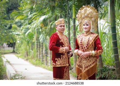 Photo Of A Bride And Groom Before A Wedding Reception Wearing Traditional Minangkabau Clothes In Payakumbuh Indonesia In December 2021