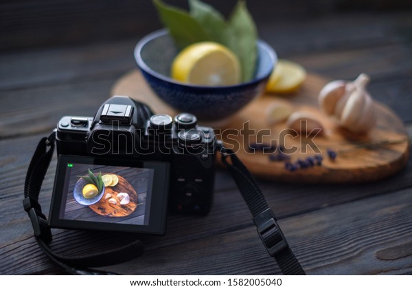 Photo camera of with food style shot on the screen
near the set