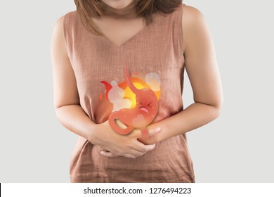 Das Foto von Cartoon-Stomach auf dem Körper von Frauen auf weißem Hintergrund, Anzeichen einer sauren Refluxerkrankung oder Sodbrennen, das Konzept von Gesundheit und Medizin