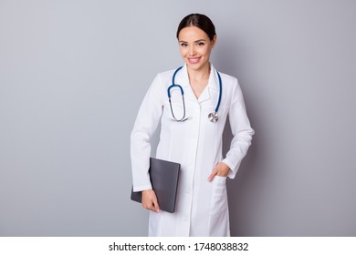 Photo of cheerful family doc beautiful lady hold hands modern technology notebook laptop come medical conference meeting wear stethoscope white lab coat isolated grey color background