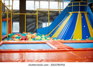 foto de trampolines infantiles en el centro de juegos, un lugar divertido y alegre.