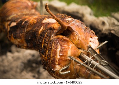 Photo closeup Roast pork cooked on skewers