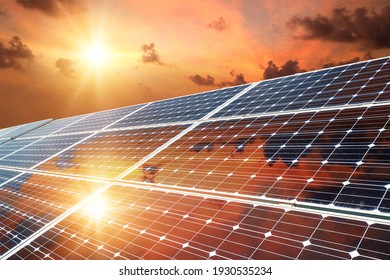 Fotocollage von Sonnenuntergang und Solarpaneele, Fotovoltaik, alternative Stromquelle - Konzept der nachhaltigen Ressourcen