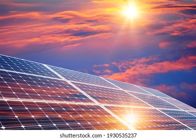 Fotocollage von Sonnenuntergang und Solarpaneele, Fotovoltaik, alternative Stromquelle - Konzept der nachhaltigen Ressourcen