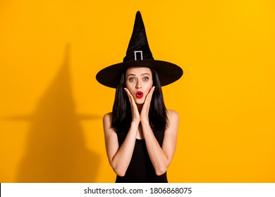 Photo Of Cute Charming Young Magician Lady Shocked Look Hands Face See Another Girl Same Outfit Role Play Event Wear Black Headwear Dress Isolated Bright Yellow Color Background