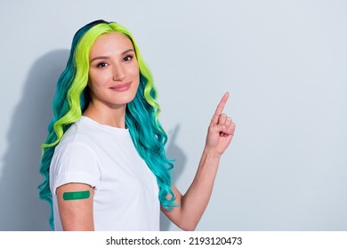 Photo cute dreamy vibrant gradient hair girl dressed t  shirt corona virus sticky plaster pointing empty space isolated white color background