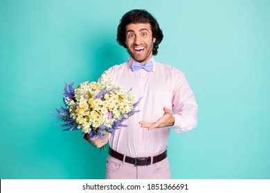 若く美しい頭に魅力を感じ 花を持つカジュアルな男性 の写真素材 今すぐ編集 Shutterstock