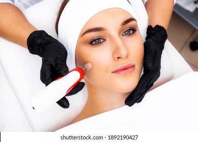 Photo of the Dermapen apparatus in the hands of a beautician. Non-injection mesotherapy procedure. - Shutterstock ID 1892190427