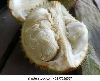 Photo Of Durian Fruit With Its Melted Texture And Skin With Lots Of Thorns, Photo Of Durian Fruit With Old Wood Begraund