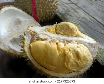 Photo Of Durian Fruit With Its Melted Texture And Skin With Lots Of Thorns, Photo Of Durian Fruit With Old Wood Begraund