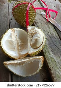 Photo Of Durian Fruit With Its Melted Texture And Skin With Lots Of Thorns, Photo Of Durian Fruit With Old Wood Begraund