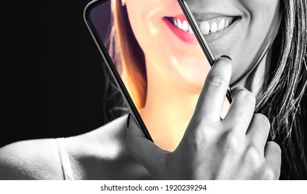 Fotobearbeitung mit Telefonfilter. Natürliche Realität vs. gefälschte soziale Medien. Perfekte Haut- und Weiße Zähne mit Bildretusche. Vergleich von vor und nach der digitalen Transformation. Druck auf Schönheitsstandards.