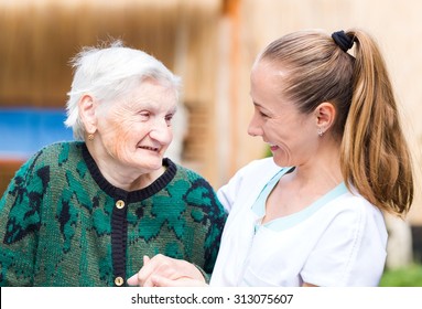 Foto von älteren Frauen mit ihrer Betreuerin