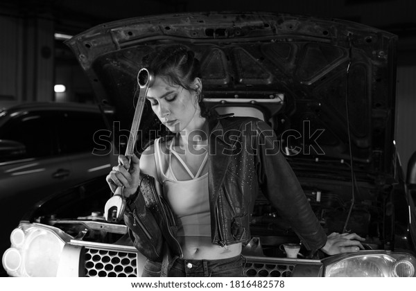 Photo
of a female car mechanic in a car service
station