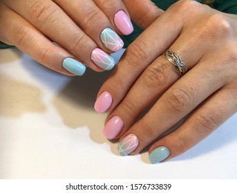 Photo female manicure gradient pink  blue and pattern