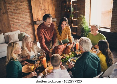 Photo Of Full Family Eight People Gathering Bristled Father Wife Stand Hold Stuffed Roasted Turkey Cutlery Harmony Chatting Served Dinner Big Table Generation In Evening Living Room Indoors