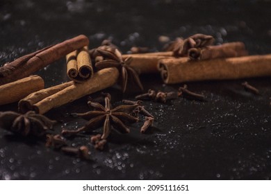 Photo full of smell and flavor  Cinnamon sticks laying on each other with anise, cardamom and cloves 