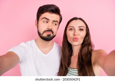 Photo of funny married couple shoot selfie girl send air kiss wear casual outfit isolated pink color background