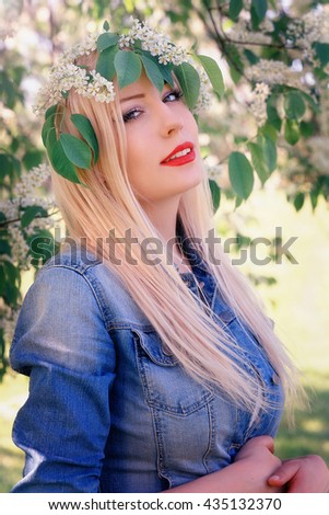 Similar – Fröhliche blonde Frau, die mit einem riesigen Gänseblümchen posiert.