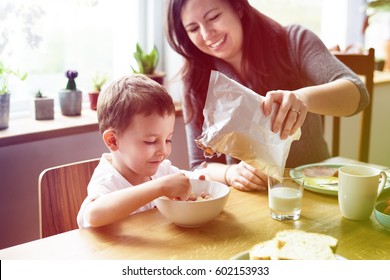 Photo Gradient Style With Mom Son Spend Time Holiday Eating Breakfast